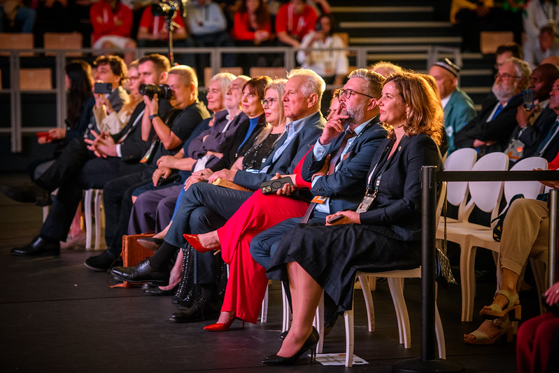 La primera fila del público   | Foto: Michal Walusza (FIDE)