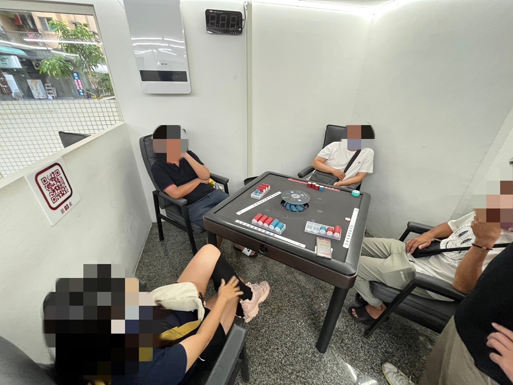 棋牌社网路揪打牌4男女门口交易现金涉赌被逮